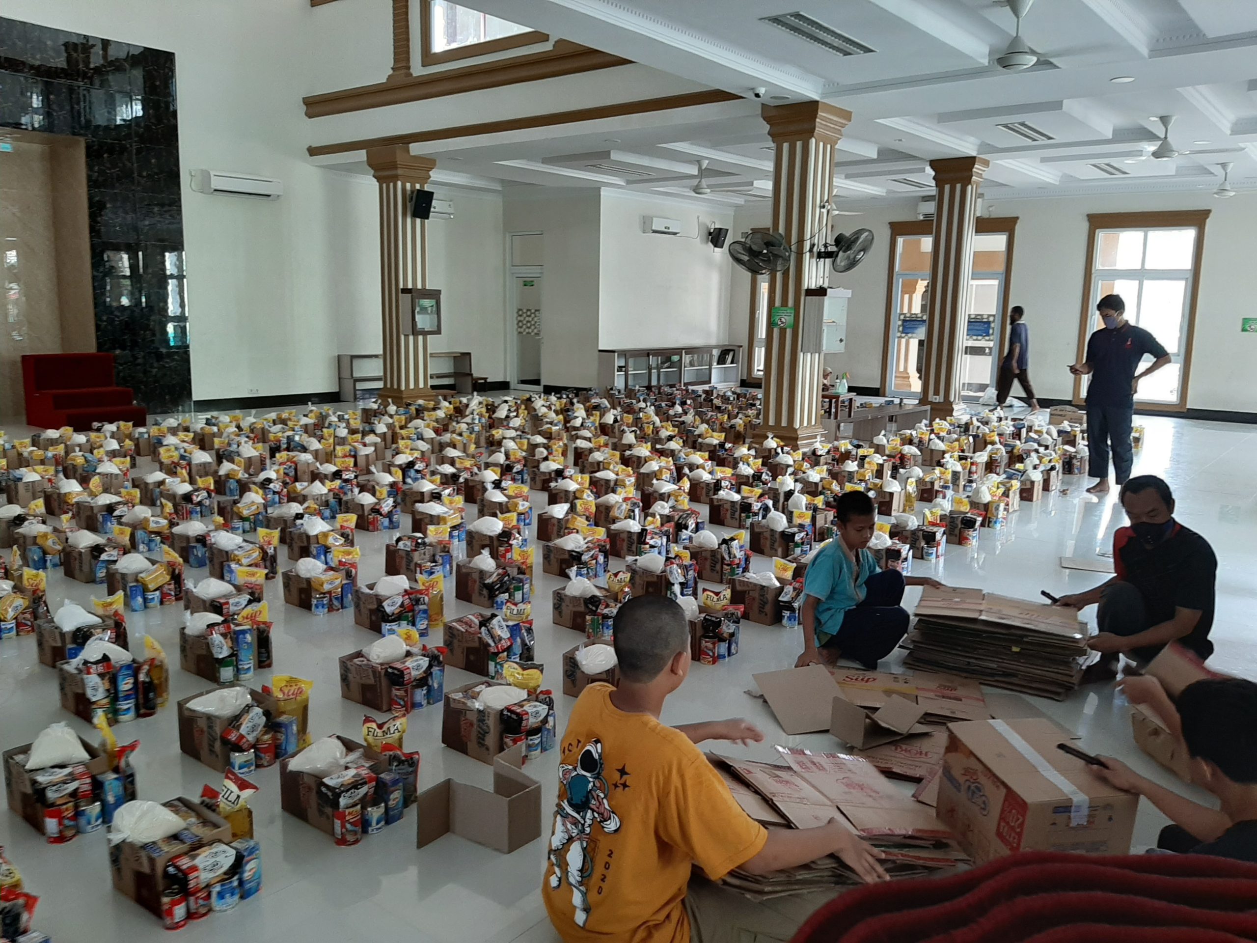Kegiatan Berbagi Al-Bayan Peduli